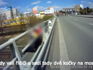 Třináctileté dívky si v Brně povídaly na okraji mostu pod rušnou křižovatkou
