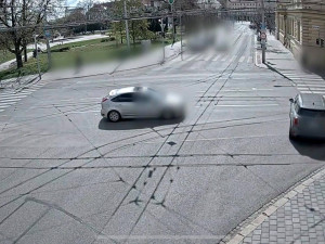 V Brně se auto samo rozjelo do křižovatky a málem srazilo matku s kočárkem