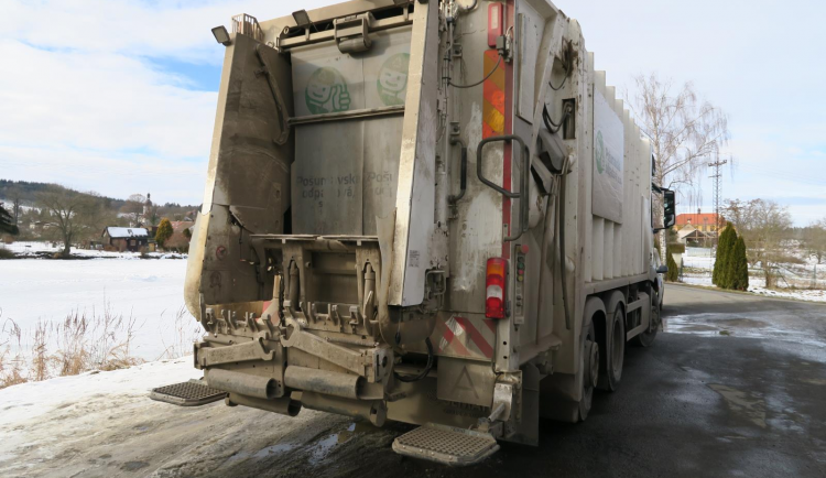 Neznámý zloděj si chtěl zahrát na popeláře, ukradené auto policisté vrátili majiteli