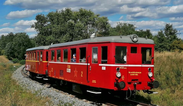 Cestu z Břeclavi do Lednice zpestří historický motoráček. Na koleje se vrací zítra