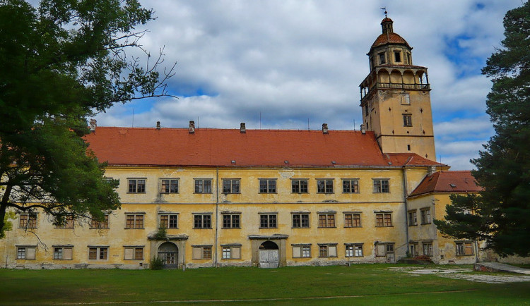 Zámek v Moravském Krumlově má novou lucernu, opravy věže skončí na podzim