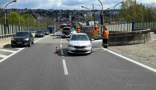 Složky IZS JMK dnes zasahovaly u nehody při vjezdu do Pisáreckého tunelu