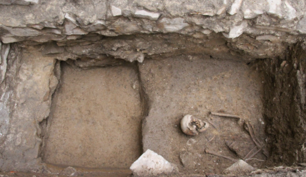 Unikátní objev. Archeologové našli na Brněnsku historickou kapli s lidskými ostatky