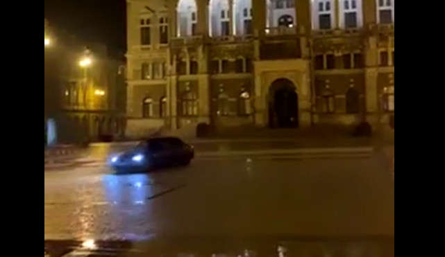 Před libereckou radnicí se v noci proháněl řidič a driftoval