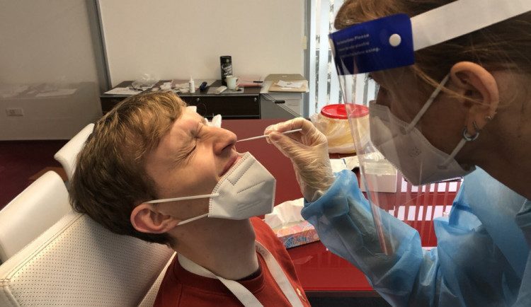 Soud zrušil opatření o povinnostech pozitivně testovaných zaměstnanců