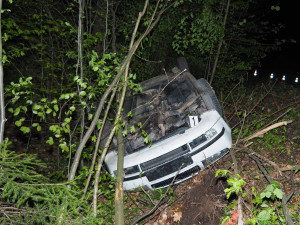 Tragická nehoda na Brněnsku. Mladý řidič nepřežil náraz do stromu