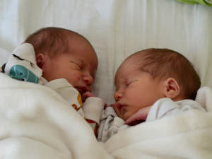 Nedočkavá dvojčátka se narodila před příjezdem do nemocnice