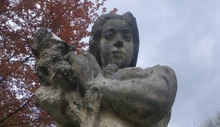 Neznámý vandal poškodil Kolomazníkovu sochu v centrálním českolipském parku