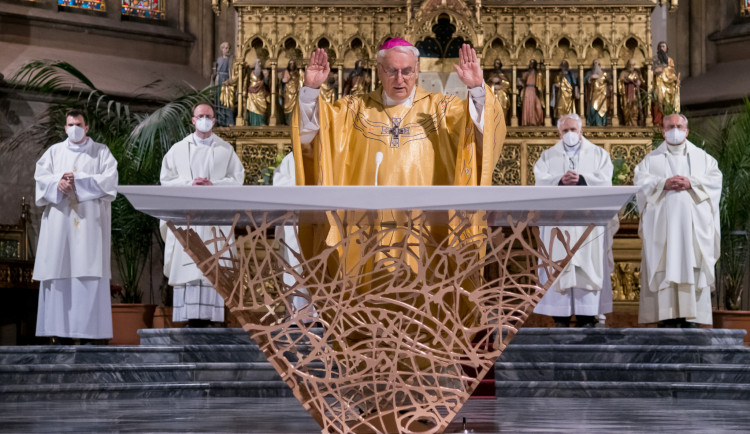 Cikrle posvětil nový obětní stůl brněnské katedrály