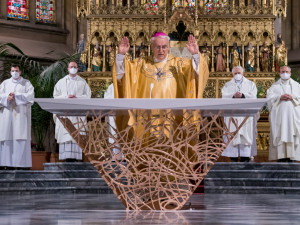 Cikrle posvětil nový obětní stůl brněnské katedrály