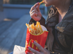 McDonald's i KFC. Fastfoody v Česku používají toxické obaly na potraviny, ukazuje studie