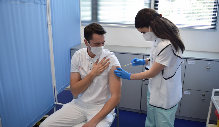 Třetí dávka vakcíny už na podzim? U seniorů bude možná potřeba