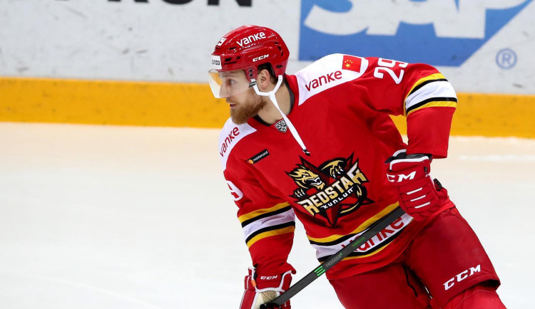 Obránce Vojtěch Mozík v dresu Kunlunu