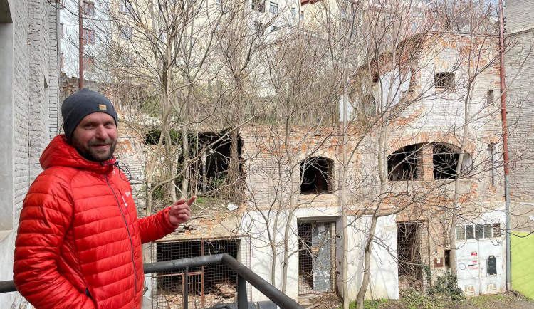 Karel Sklenář před bývalým pivovarem v Pekařské ulici