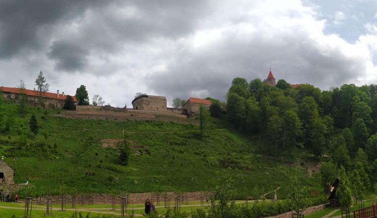 Hrad Pernštejn láká na procházku po obnovené zahradě