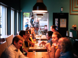 Od pondělí se otevřou restaurace, kluby i bazény