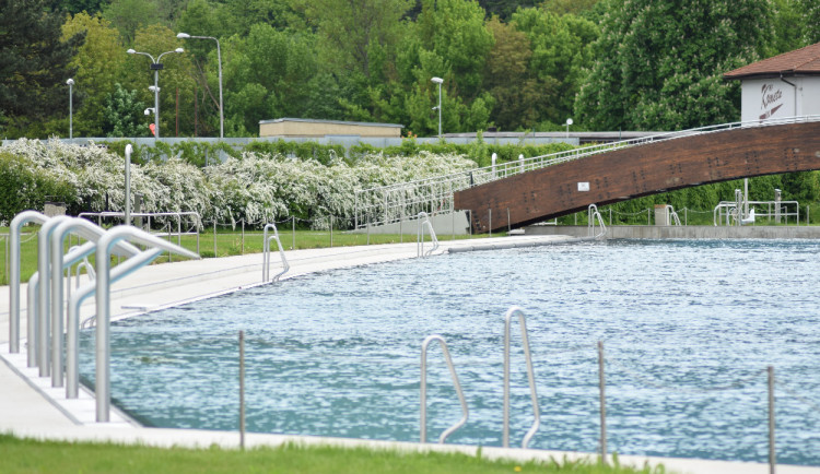Sezona koupání v Brně začíná, od příštího týdne otevře Riviéra a Zábrdovice