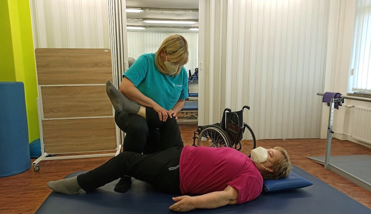 Brněnské paracentrum pomáhá už sedmnáct let, nyní draží obrazy školáků