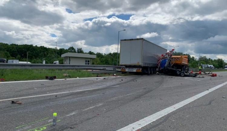Řidič kamionu smetl vůz silničářů, na místě zemřel