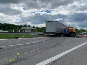 Řidič kamionu smetl vůz silničářů, na místě zemřel