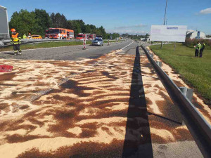 Řidič kamionu smetl vůz silničářů, na místě zemřel