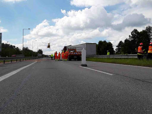 Řidič kamionu smetl vůz silničářů, na místě zemřel