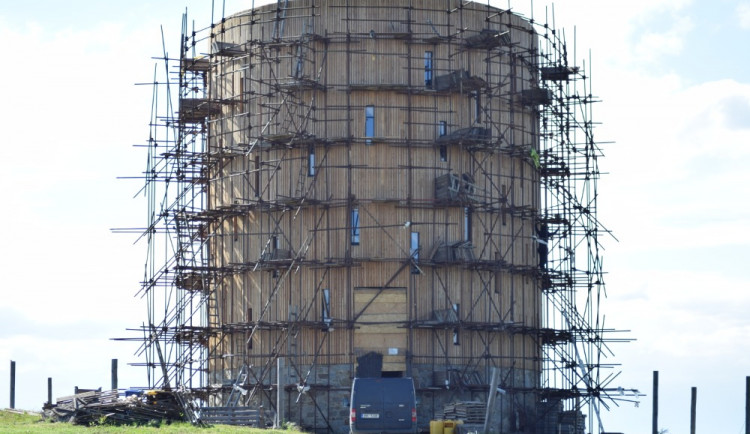 Dokončení unikátní kaple v Nesvačilce nepřeje počasí