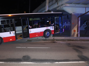 Při havárii autobusu hromadné dopravy se v Brně zranilo 11 lidí