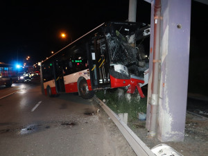 Při havárii autobusu hromadné dopravy se v Brně zranilo 11 lidí