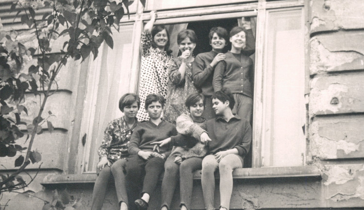 Děvčata v okně jejich pokoje, 1968