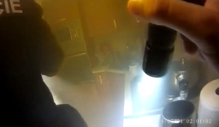 Otec se synem zapomněli hrnec na sporáku, málem se udusili