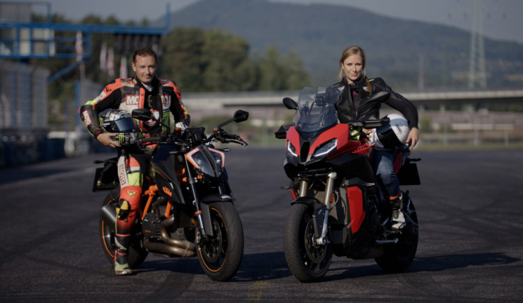 Motocyklisté trénují bezpečnou jízdu na polygonech v ČR