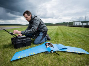 Brněnští vědci vyvinuli bezpilotní letoun, mapuje invazivní rostliny