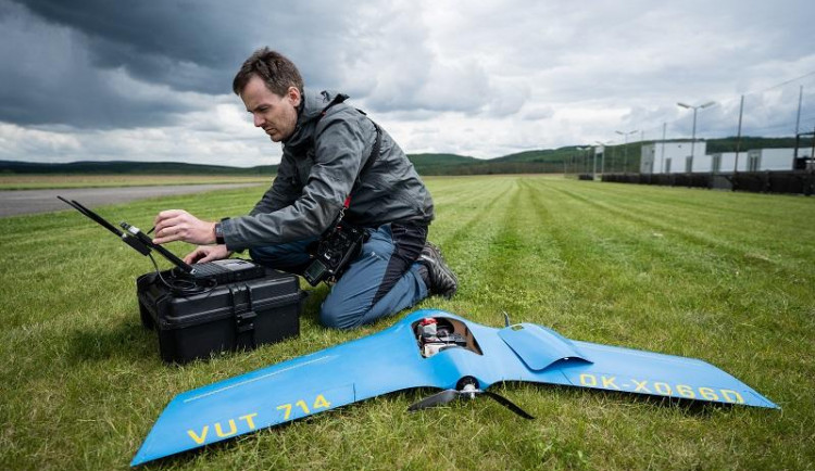 Petr Dvořák s letounem VUT 714_foto Jan Prokopius_VUT (2)