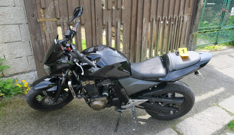 Motorkář kvůli rychlosti nezvládl jízdu na kostkách. Skončil v nemocnici