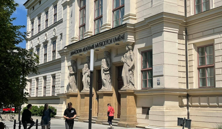 Před budovou JAMU se chystá pietní akce