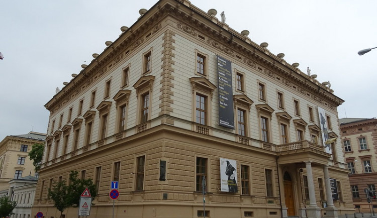 Filharmonie Brno chystá sérii koncertů venku u Besedního domu