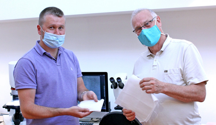 Na TULce vyrobili roušky z kyseliny mléčné. V přírodě se rychle rozloží