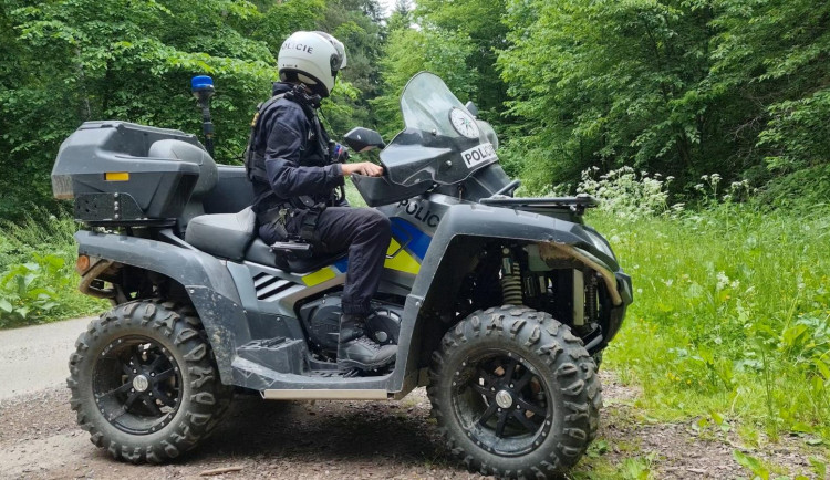 Policisté si v Moravském krasu posvítili na bezohledné motoristy, kteří ničí přírodu