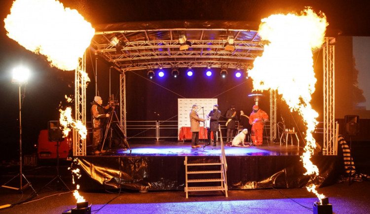 size4-16229948126018-124-kdyz-letaji-jiskry-ktere-jsou-videt-a-citit-i-z-hlediste