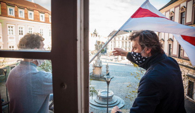 size4-16057848800757-60-nad-husou-na-provazku-zavlala-beloruska-narodni-vlajka-divadlo-je-sidlem-ambasady-nezavisle-belorusk