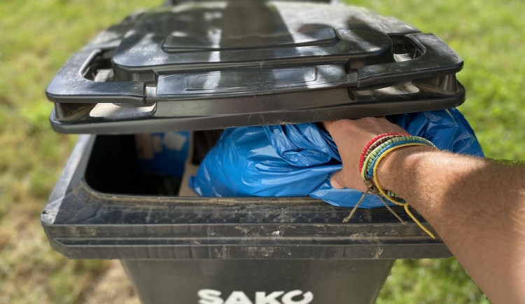 Pytle s QR kódy, kampaně, slevy. Města se snaží motivovat lidi ke třídění, cena za ukládání odpadu na skládky totiž dramaticky stoupne