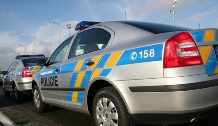 U Stráže se srazily dva osobáky. Policisté hledají svědky a jednoho z řidičů