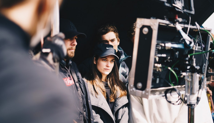 Mladí filmaři natáčí na jižní Moravě originální snímek s Judit Bárdos a Dušanem Vitázkem. Kvůli koronaviru shání finance na dotočení