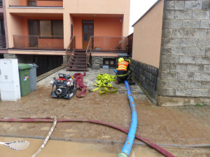 V Drnovicích  pokračují v odstraňování následků přívalového deště