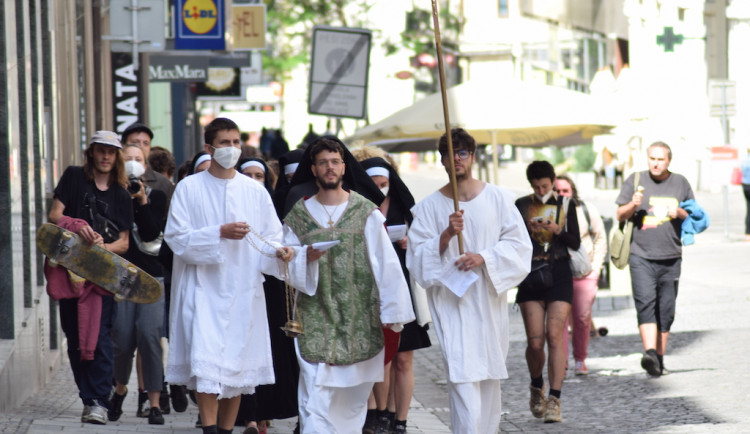 Feministicko-katoličtí aktivisté vystoupili ve Špalíčku, protože se jim nelíbí, komu patří