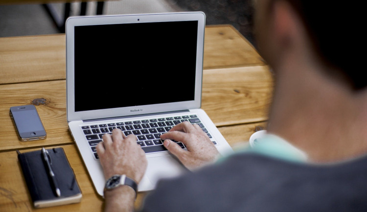 Místo sluchátek poslal sýr. Brněnský podvodníček vystupoval pod jmény fotbalistů