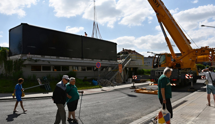 Modulovou kavárnu na Poduklí v Blansku usadil stotunový jeřáb