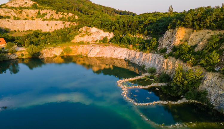 Koupání v lomu u Mikulova se omezuje, návštěvníci zaplatí vstupné