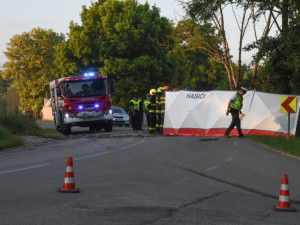 Senior na Brněnsku nepřežil náraz do stromu, auto skončilo v plamenech
